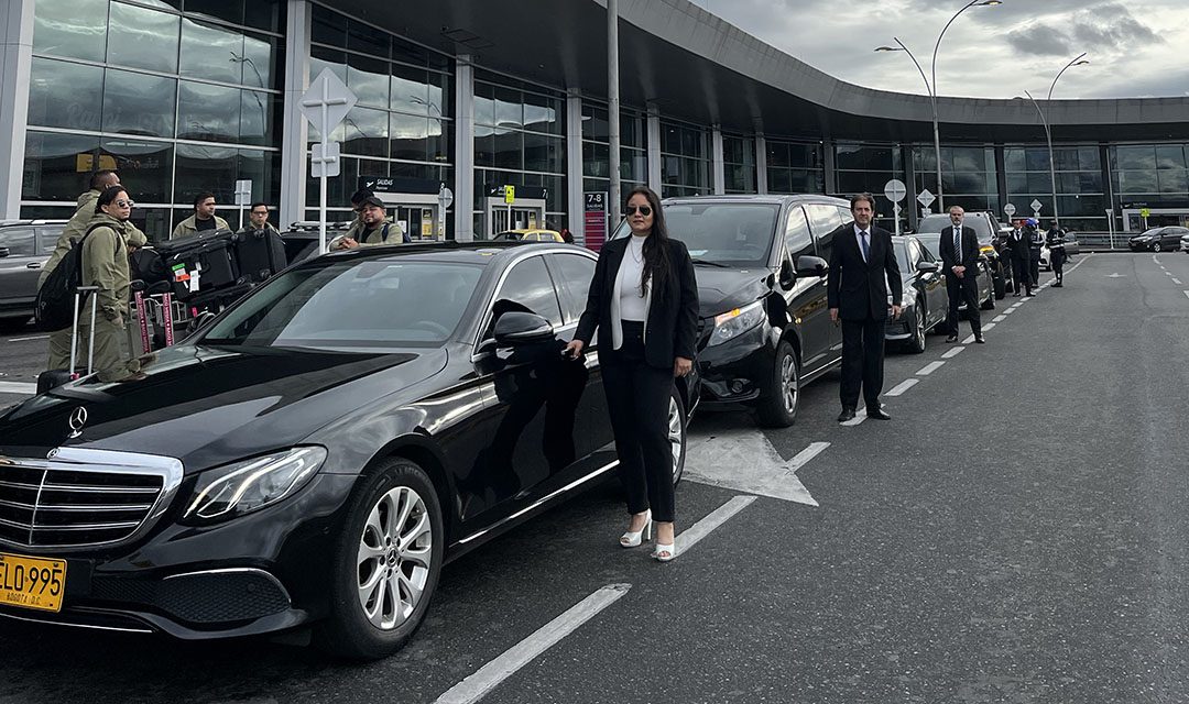V&V-Chauffeure und Mercedes-Benz E-Klasse-Limousinen warten vor der Ankunftshalle des Flughafens El Dorado, Bogotá